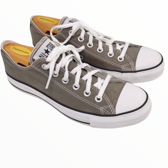 CONVERSE CHUCK TAYLORS ALL STARS LOW SNEAKERS EUC